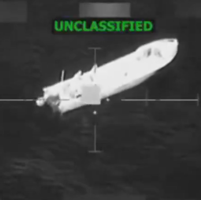 Imagen de Y Donald Trump y el pentagono continuan hundiendo pesqueros en el pacífico... Este fin de semana se hundieron dos pesqueros narco terroristas dejando en resultado de 6 criminales abatidos... Ningún soldado resultó herido, confirmó el secretario de Guerra Pete Hegseth.